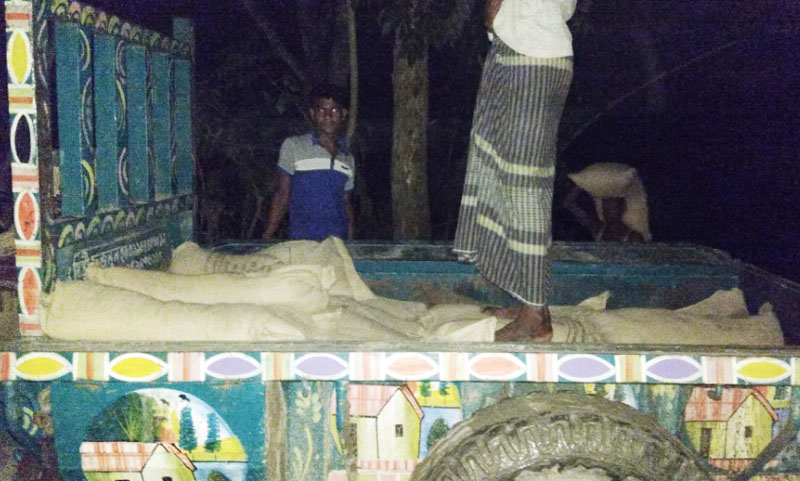 পাচারকালে ইসলামপুরের এক ইউনিয়ন পরিষদ থেকে ভিজিডি’র ২৬৫ বস্তা চাল আটক,গ্রেপ্তার ১।।   