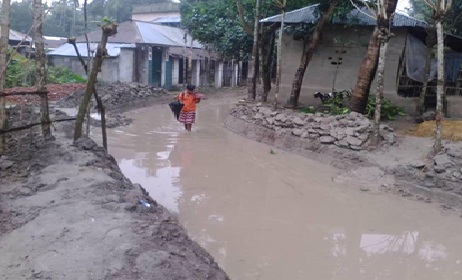 শীতের বৃষ্টিতে বিপর্যস্ত অবস্থা খুলনার মাইলমারা-মাইঠভাঙ্গা নির্মানাধীন সড়কের ।   
