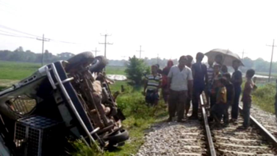 কুমিল্লায় ট্রেন-মাইক্রোবাস সংঘর্ষ নিহত ৩
